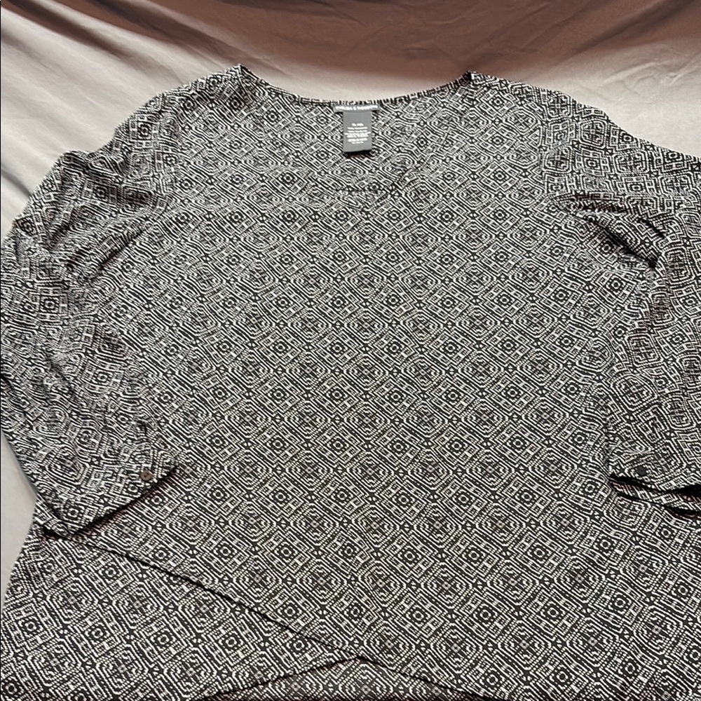 Chelsea & Theodore XL Black White Geometric Graphic Print Asymmetrical Hem Top